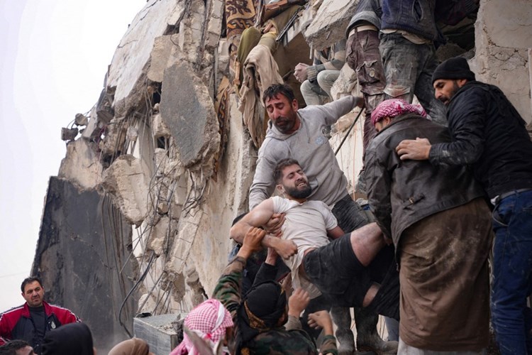  حصيلة وفيات الزلزال في سورية تتجاوز 1400.. والعقوبات الأميركية تزيد في المعاناة
