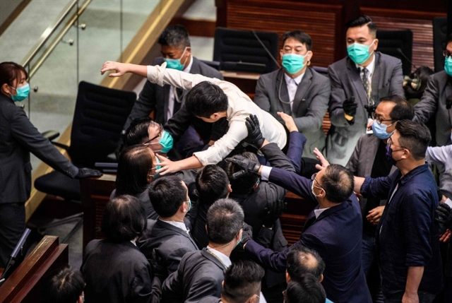 هونغ كونغ من جديد: المواجهة بين بكين وواشنطن تحتدم