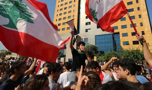 لبنان: تظاهرات واعتصامات أمام منازل مسؤولين ومشاريع بحرية ومقار حكومية