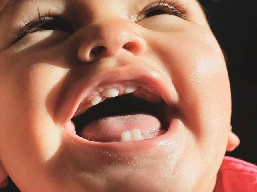 متى تظهر أسنان الرضيع؟
