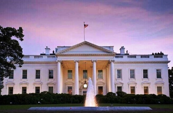 حرق العلم الأمريكي قرب البيت الأبيض بعد خطاب ترامب