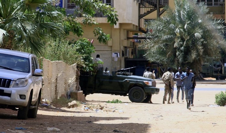 عشرات القتلى ومئات الجرحى في اشتباكات العسكر في السودان
