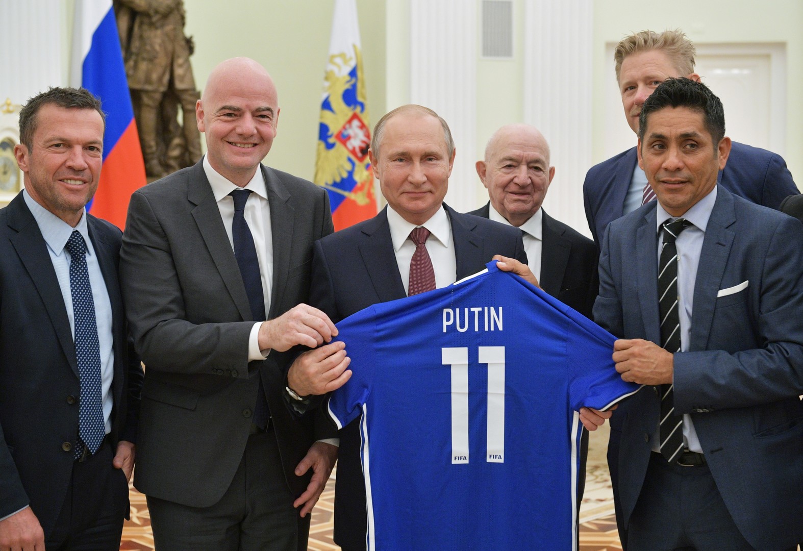بوتين يتلقى هدية مميزة من رئيس "الفيفا" وأساطير كرة القدم