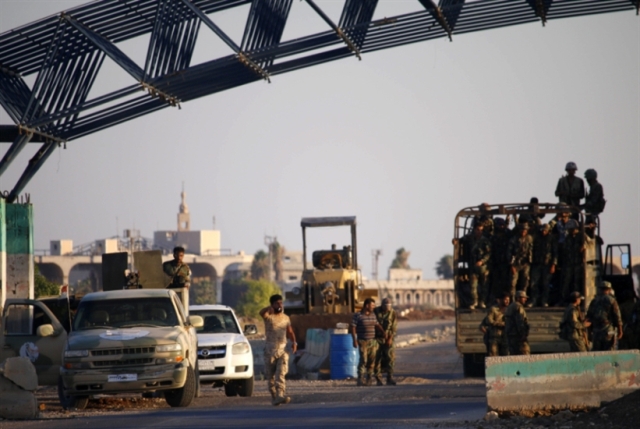 المسلحون تحت ضغط «نار التسويات» | تهاوي الحدود مع الأردن: الجيش على معبر نصيب