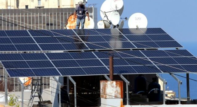 الطاقة الشمسية.. استثمارات سوداء وإستراتيجية وطنية غُيّبت بالبضائع الرخيصة!
