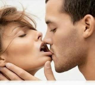 التقبيل متعة جنسية لها فوائد مفاجئة