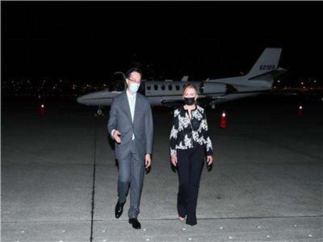 نائبة أمريكية تصل إلى تايوان بطائرة عسكرية في استفزاز جديد للصين
