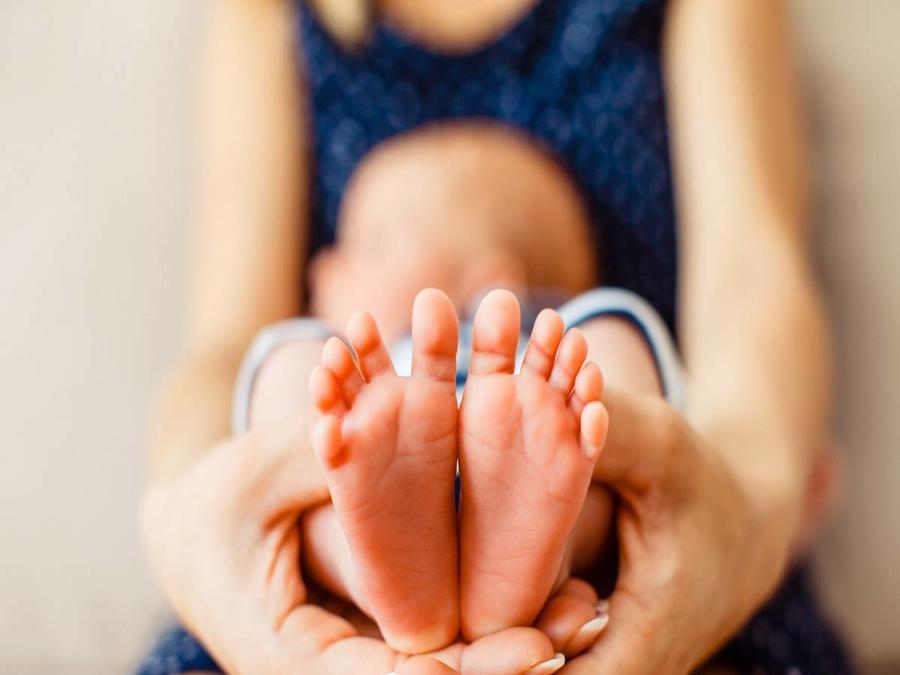 أسباب برودة اليدين والقدمين عند الرضع
