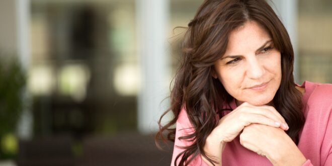 اعراض سن اليأس الجسدية والنفسية ومتى تنتهي؟
