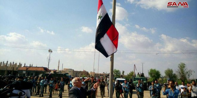 بمشاركة الأهالي.. رفع العلم الوطني في بصرى الشام إيذانا بإعلانها خالية من الإرهاب