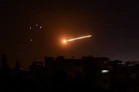 عدوان إسرائيلي يستهدف حمص.. والدفاعات الجوية السورية تتصدى

