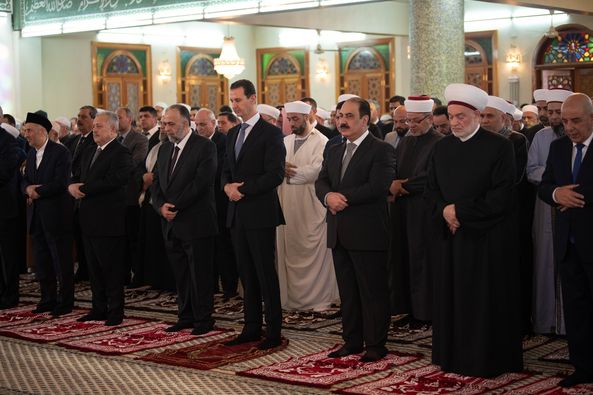 السيد الرئيس بشار الأسد يؤدي صلاة عيد الفطر السعيد في رحاب جامع القائد الخالد حافظ الأسد بدمشق
