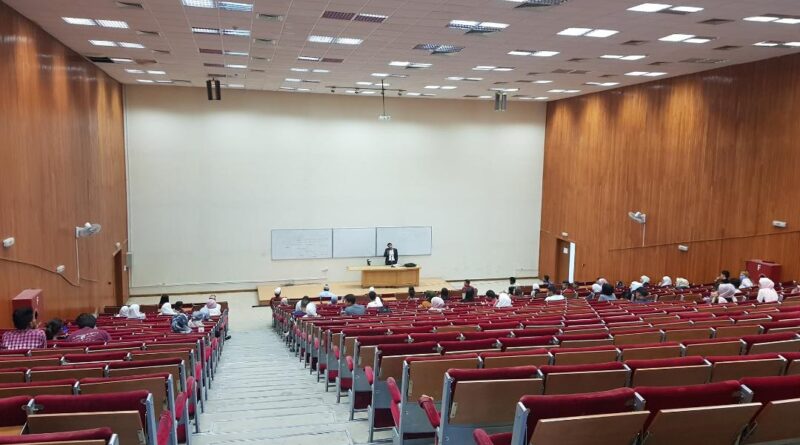 ظاهرة مقلقة في جامعاتنا .. مدرجات شبه فارغة من الطلبة! الأسباب مؤلمة والحلول ممكنة فهل تتحرك الإدارات الجامعية؟
