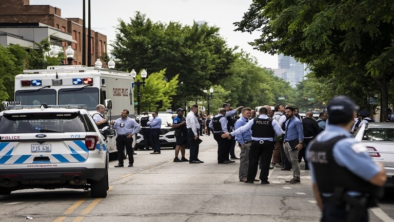 مقتل 6 وإصابة 24 في إطلاق نار على استعراض احتفالي في ضواحي شيكاغو الأمريكية
