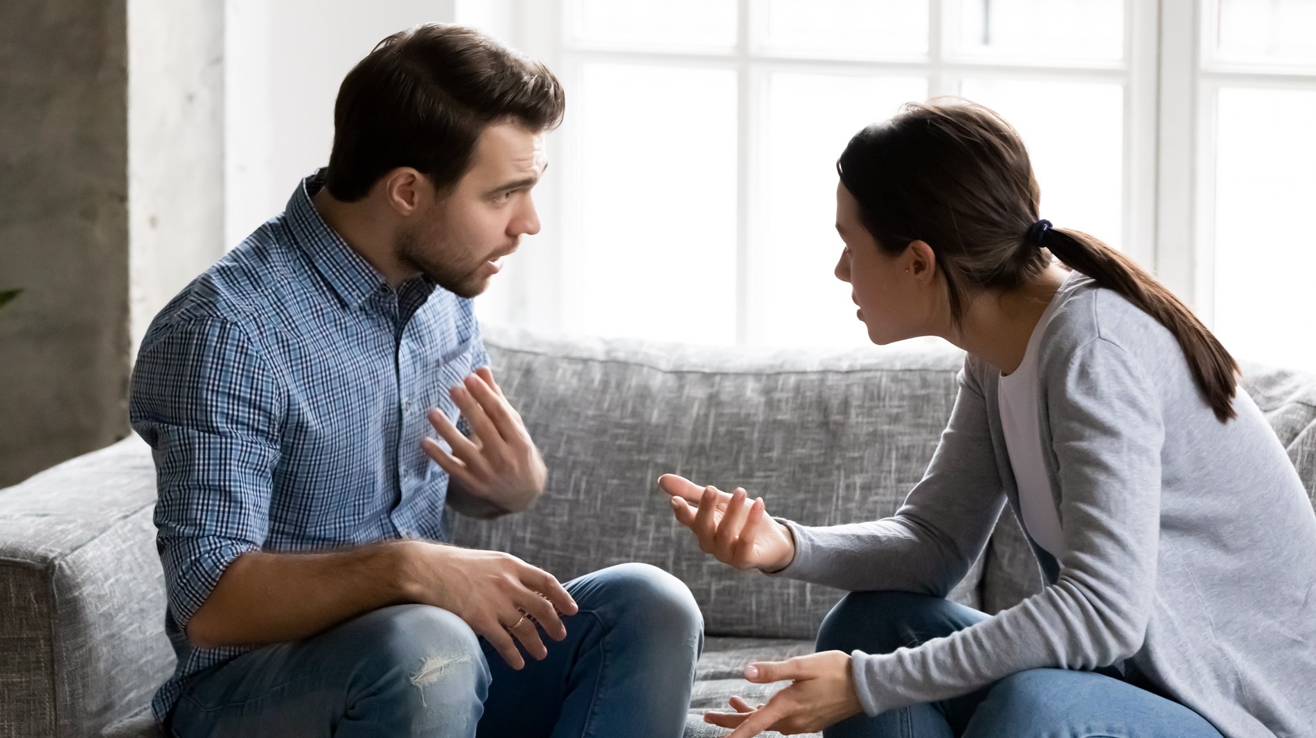 كيف تتجنبين اللوم عند مناقشة مشكلة مع زوجكِ؟
