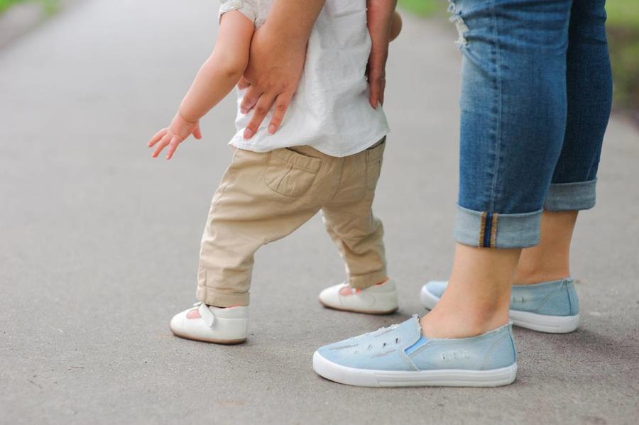 فيتامينات تساعد الطفل على المشي 

