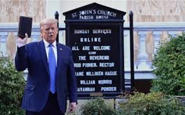 بعد كشف لجوئه إلى مخبأ.. ترامب من أمام كنيسة سانت جون: إنه إرهاب داخلي!