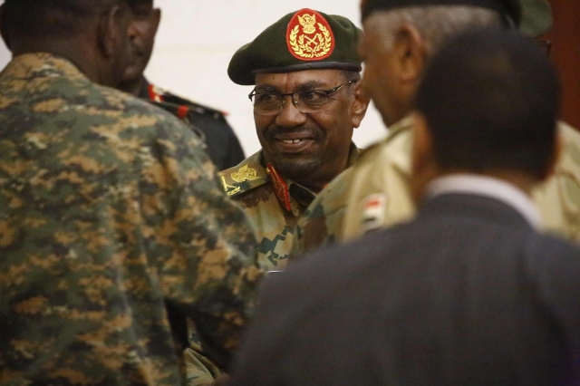 أوامر طوارئ بعد التعيينات: البشير يعسكر السودان