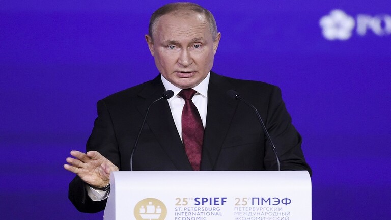بوتين: روسيا لا تهدد أحدا بالسلاح النووي
