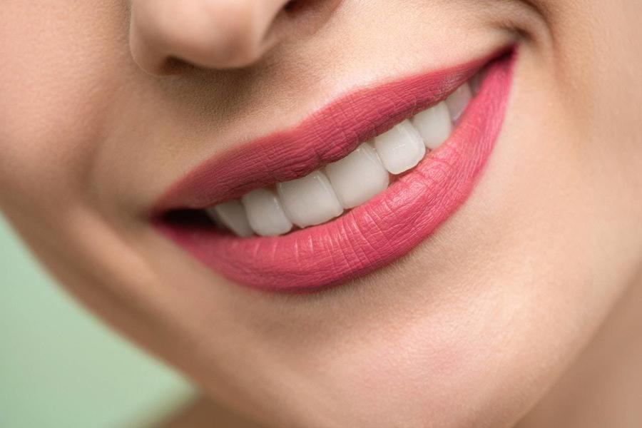 كيف نحصل على ابتسامة صحية ومشرقة؟.. طبيب أسنان يتحدث عن الخطوات
