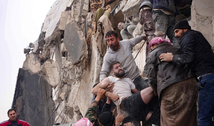 زلزال سورية: عدد الوفيات يتجاوز الـ4400.. والأهالي يواصلون دفن ضحاياهم
