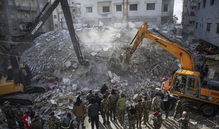 سورية توافق على فتح معبرين مع تركيا لإيصال المساعدات.. ووفيات الزلزال نحو 5700
