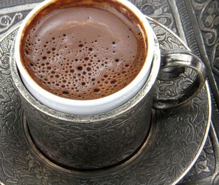 قهوة سوداء أو بالحليب؟ خبراء الصحة يحددون “الأفضل”