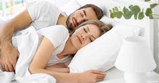 أيهما أفضل: النوم إلى جانب الشريك أم بمفردك؟
