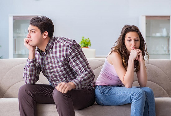 عندما تكون الزوجة زميلة عمل …منافسة دائمة وخلافات تعكر الأجواء الأسرية ؟!
