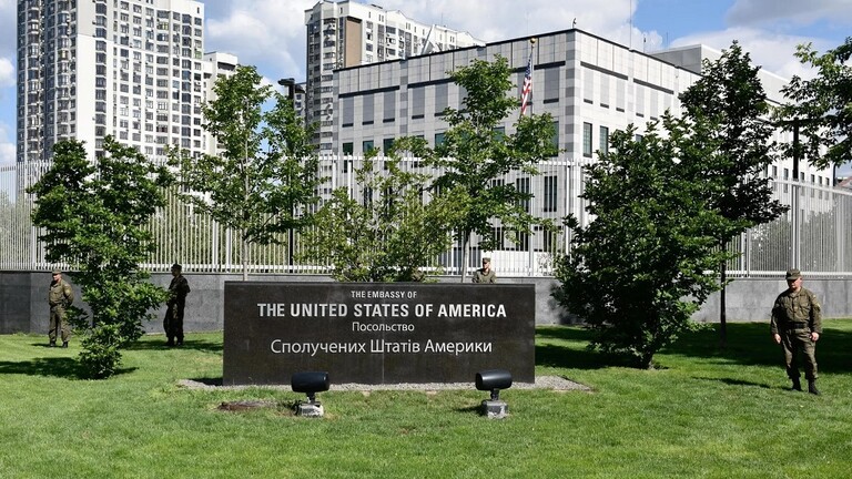 سفارة واشنطن في كييف تحث الأمريكيين على مغادرة أوكرانيا فورا
