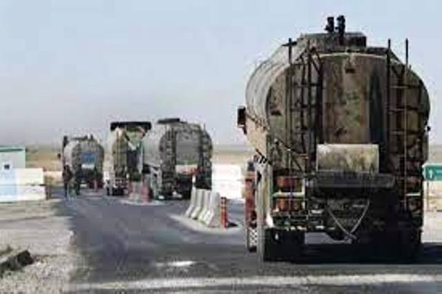  القوات الأمريكية تخرج صهاريج معبأة بالنفط المسروق من سورية إلى شمال العراق
