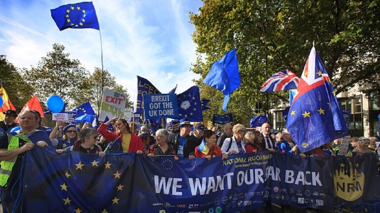 بريطانيا.. آلاف المتظاهرين في لندن يطالبون بالعودة للاتحاد الأوروبي
