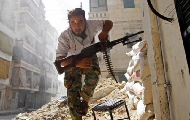 الفصائل المسلحة في إدلب تترقب عاصفة الجيش السوري.. العشرات تركوا السلاح وفرّوا