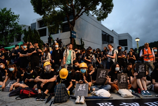محتجّو هونغ كونغ يصعّدون: تعطيل الدراسة وحركة المترو