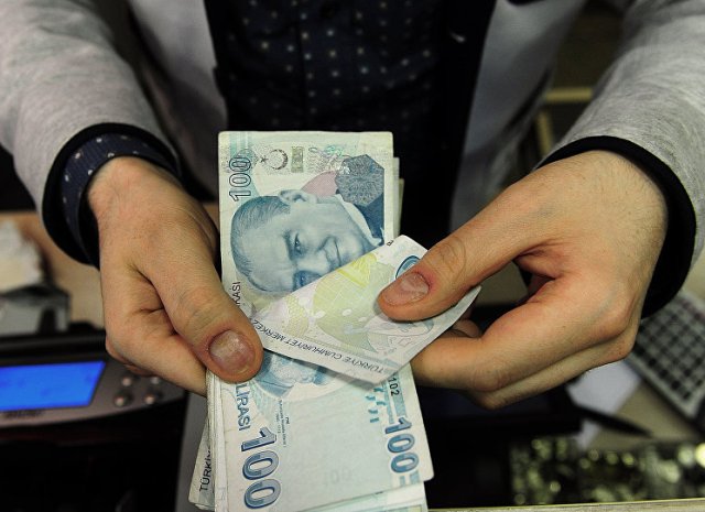 العملة التركية تهوي إلى مستوى قياسي بعد إعلان العقوبات الأمريكية على وزيرين تركيين