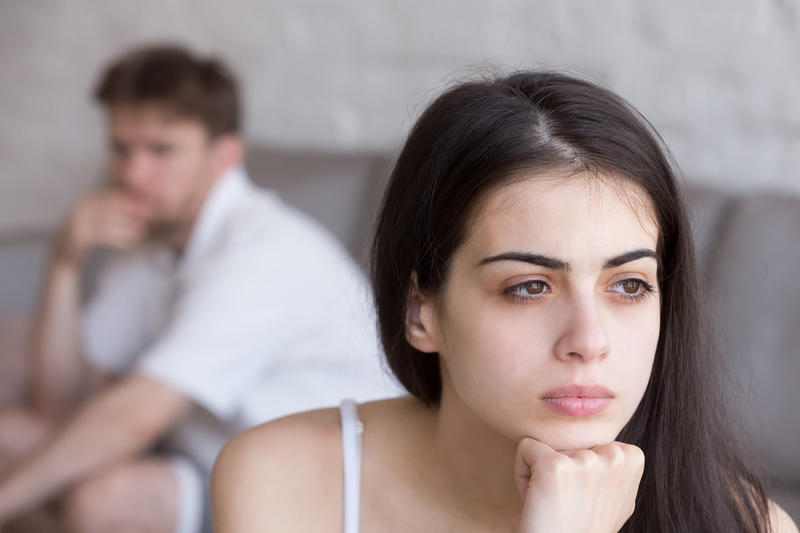 لماذا يشعر بعض الأزواج بالوحدة في علاقتهم؟
