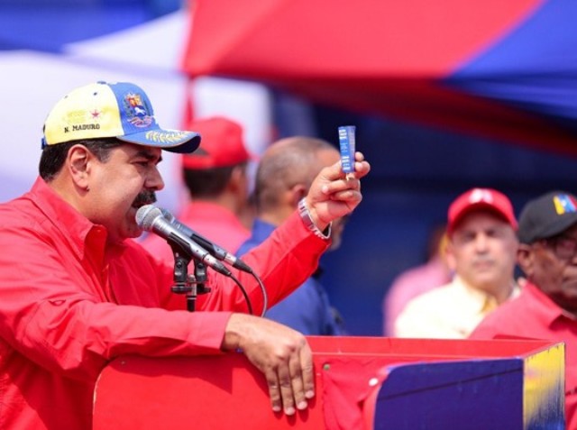 مادورو يؤكد أمام مئات الآلاف من أنصاره استعداده لانتخابات تشريعية مبكرة
