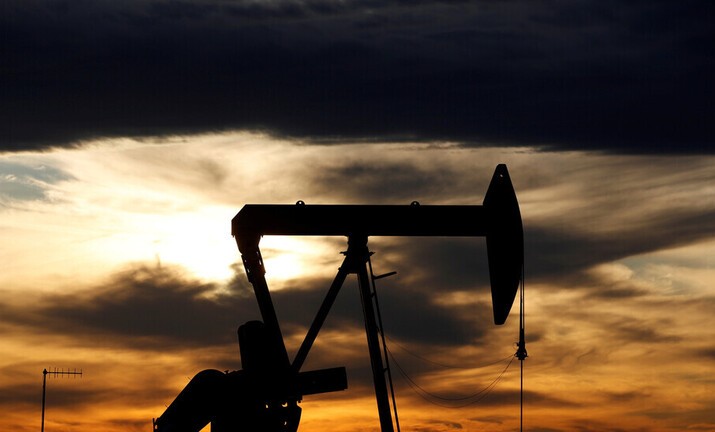النفط الخام الأمريكي ينخفض بشكل غير مسبوق خلال يوم بـ 40%
