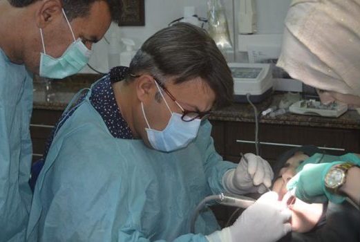 سـوّغ تفاوت الأجور.. رئيس فرع دمشق لنقابة أطباء أسنان يعترف بمخالفات كثيرة في عيادات الأسنان