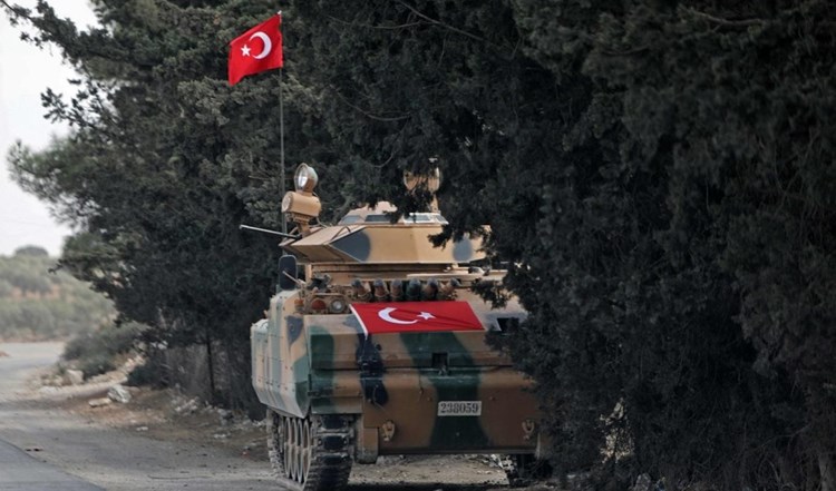 تركيا تُخلي إحدى قواعدها العسكرية في إدلب 
