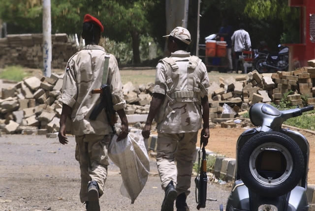 «محاولة انقلاب» بعد إقالات وتعيينات: قطار تصفية الإسلاميين انطلق في السودان