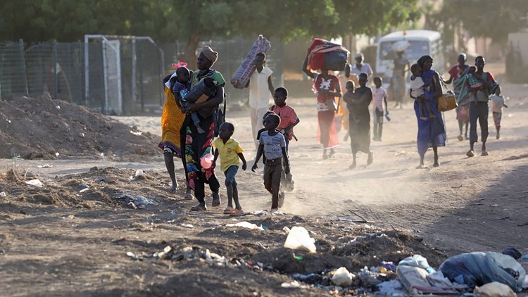 السودان: بايدن يهدد طرفي الصراع بعقوبات.. ونهب أغذية بملايين الدولارات
