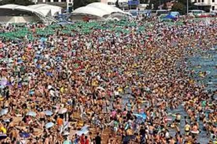 "أزحم شاطئ في العالم": 500 متر، و40 ألف شخص يوميا في الصيف