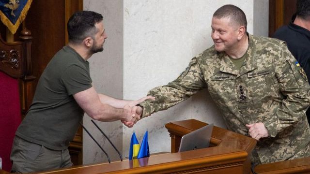 ضابط أمريكي متقاعد يعطي الأوكرانيين وصفة مضمونة للتخلص من زيلينسكي ونيل حريتهم!
