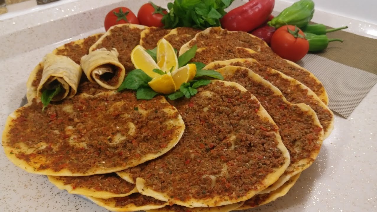 من أشهر أكلات بلاد الشام.. تعرفوا إلى طريقة إعداد «اللحمة بالعجين»
