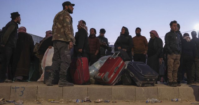 «وول ستريت جورنال»: اللاجئون السوريون في تركيا أكثر المتضررين بعد الزلزال
