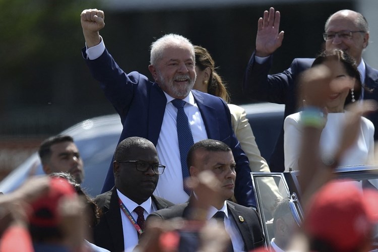 لولا دا سيلفا يؤدي اليمين الدستورية رئيساً للبرازيل للمرة الثالثة
