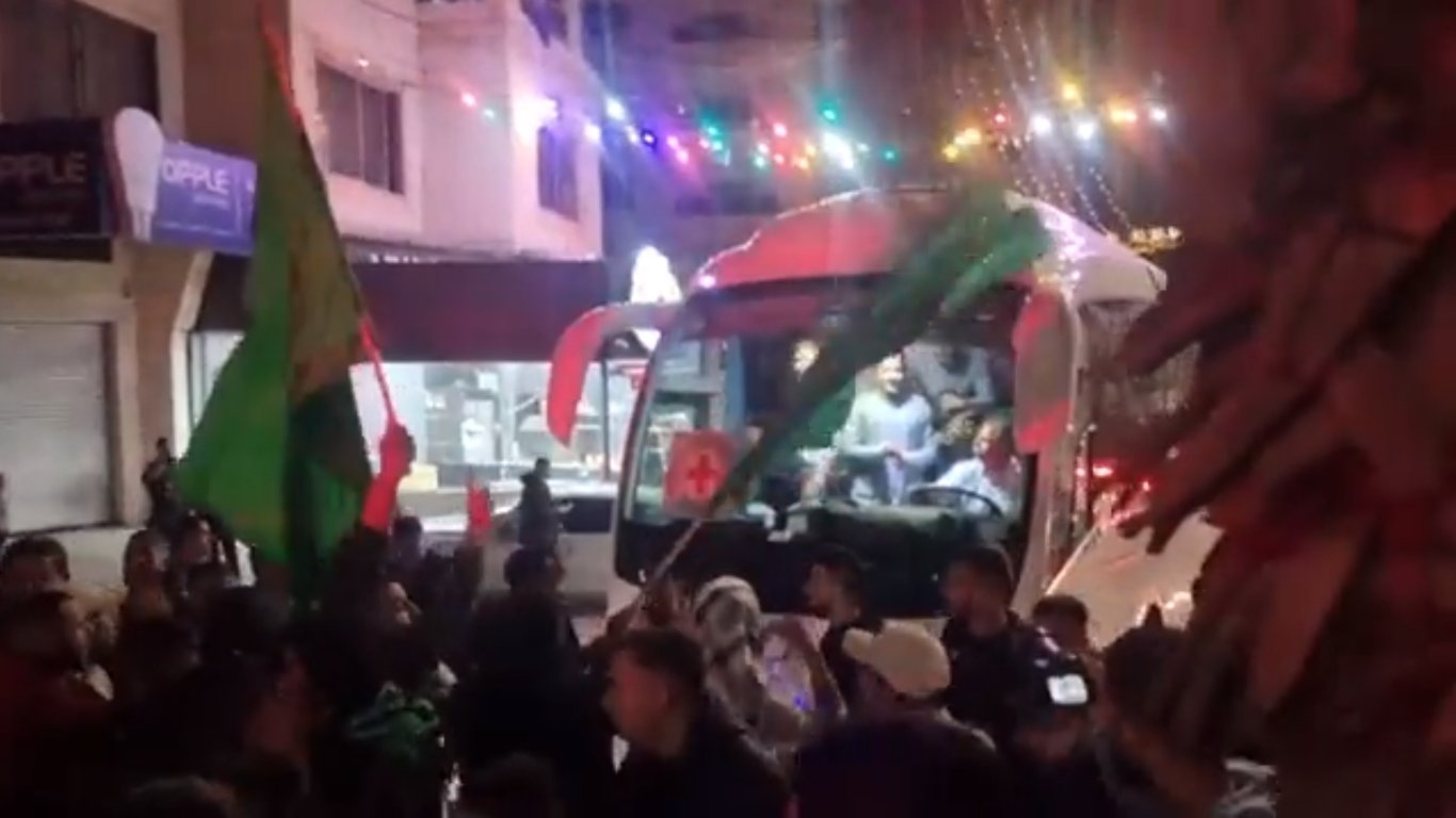 المقاومة الفلسطينية تنتزع حرية 39 أسيراً فلسطينياً جديداً في اليوم الثاني من الهدنة

