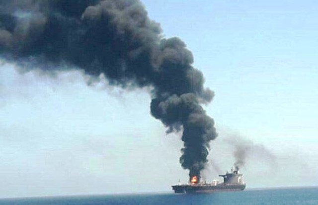 البحرية الإيرانية تغيث 44 بحاراً بعد استهداف ناقلتي نفط عملاقتين في خليج عُمان