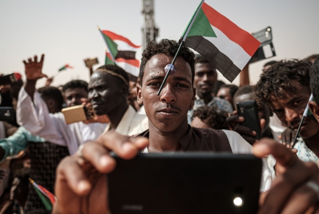 السودان ..وساطة مشتركة عشية مليونية «قوى التغيير»: العسكر ماضٍ في كسر «الثنائية»